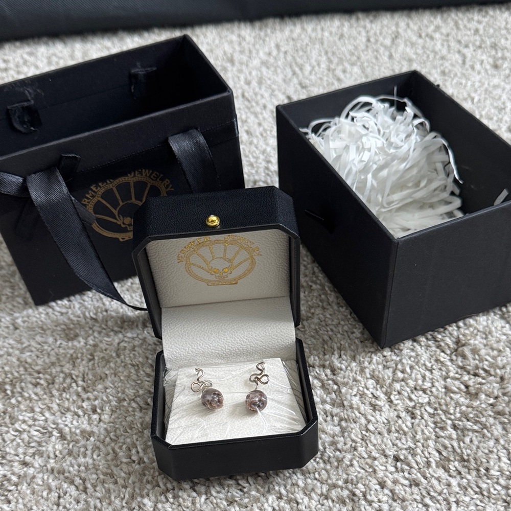 Vermeer Jewelry 925 sterling Silver Skull Pearl carved handmade gothic Earrings - Picture 3 of 3